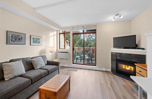 Village North Apartment | Alpenglow Lodge Studio with park view by MVA