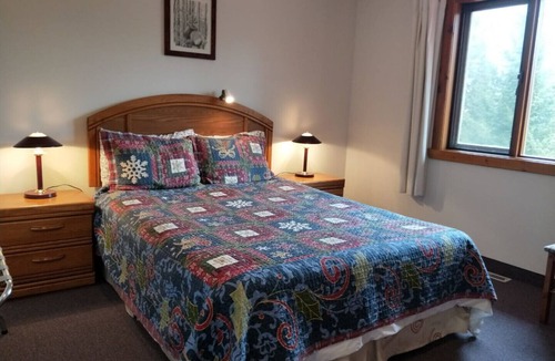 Golden Bed & Breakfast | Alpine Meadows Lodge - Queen Room