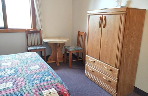 Golden Bed & Breakfast | Alpine Meadows Lodge - Queen Room
