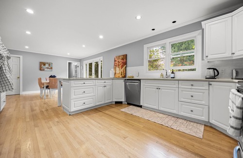 Crescent Beach House | Amazing Spacious 3BR Cozy Home Near Crescent Beach
