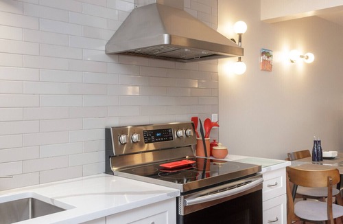 Gordon Head House | An oasis for families & Dog - Affordable Immaculate luxury - Fenced Yard!