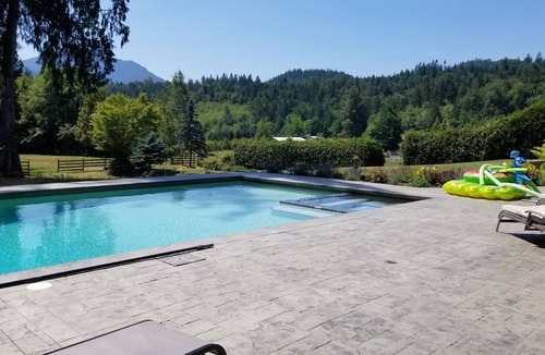 Sardis House | An outdoor lover's pastoral & mountain view escape
