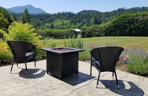 Sardis House | An outdoor lover's pastoral & mountain view escape