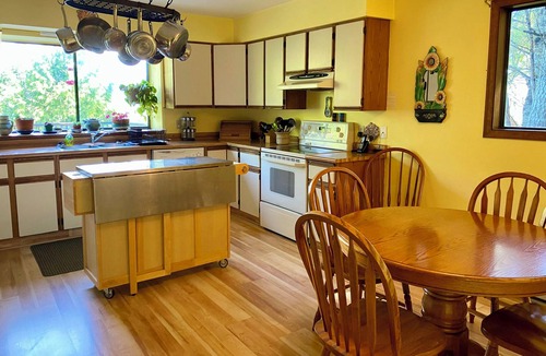 Juan de Fuca Electoral Area House | Andover Cottage: Comfortable family home with hot tub