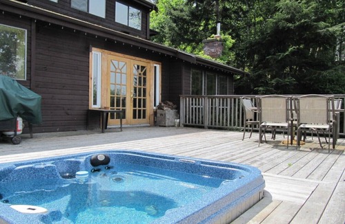 Juan de Fuca Electoral Area House | Andover Cottage: Comfortable family home with hot tub