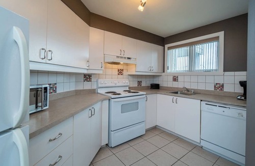 Beaupre Condo | Anglais 2BR Condo MSA - Pool & Spas
