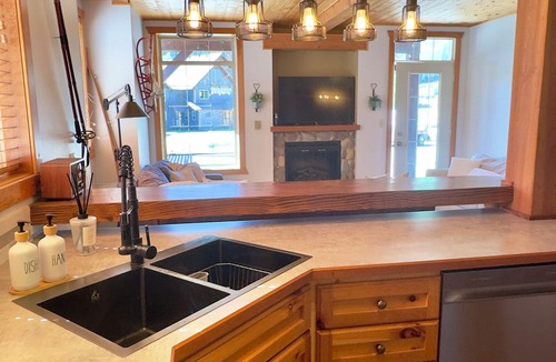 Okanagan-Similkameen House | Apex Mountain: Private Hot Tub near Village & Skating Loop with mountain views