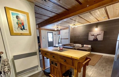 Apex Mountain House | Apex Mountain ~ Stroh-Bar Lower Suite ~ Perfect for Couples