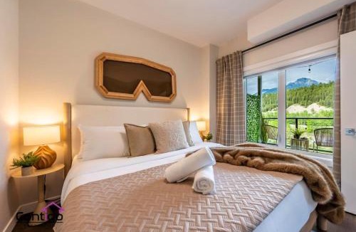 Golden House | Apres Ski, DT, MtnView, TopFloor, AC, Sleeps 6