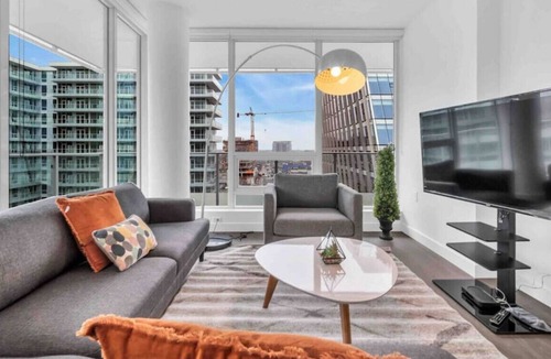 Richmond City Centre Apartment | ARIES PALACE - LUXURY &CENTRAL 3 BDR, 1100SQFT