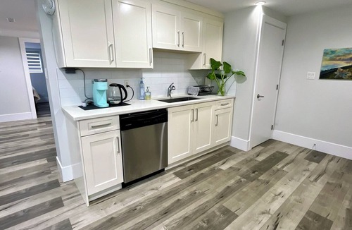 White Rock Bed & Breakfast | Artist Garden Retreat | 2BR | White Rock Beach