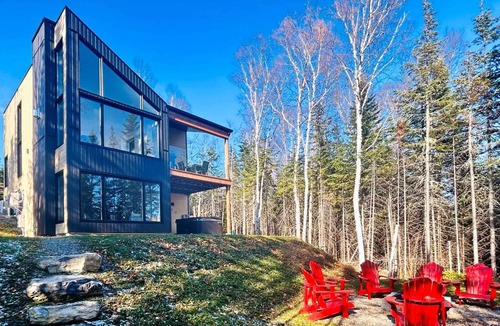 Les Eboulements Ski Chalet | Aspen 88: Hot Tub, 8km Trails & Forest Views