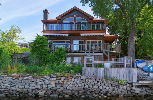 Pincourt House | Au bord de l'eau Chalet near Montreal 15 min Airport