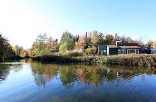 Saint-Gabriel-de-Valcartier Ski Chalet | Authentic nature cottage + private lake access 1 min Village Vacances Valcartier