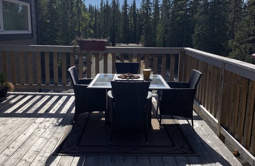 Whitehorse House | Aurora Acreage in the city