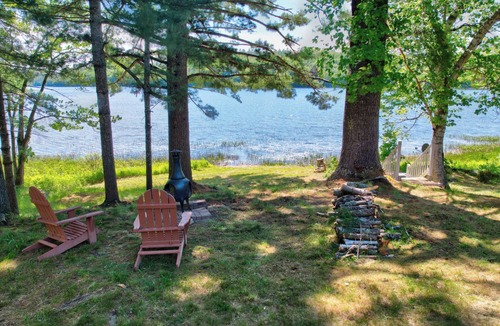 Bucksport Cabin | Authentic Maine Log Cabin|Lakefront|Kayaks|Pets