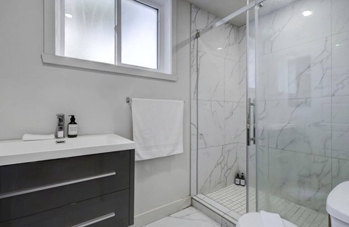Cote-Des-Neiges—Notre-Dame-De-Grace Apartment | Authentic Stay in the City Heart