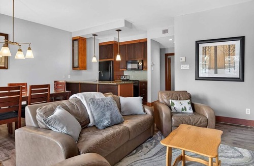 Versant Soleil Condo | Aux Étoiles EMG: Ski In/Out at Soleil Express