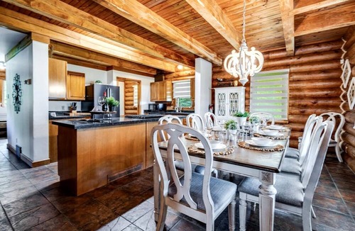 Kingsville Cottage | Awesome Cabin with Fire Pit and Hot-tub in Kingsville, Ontario