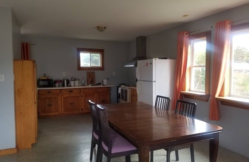 Hastings Highlands House | Bancroft inn-39 minutes to algonquin east gate