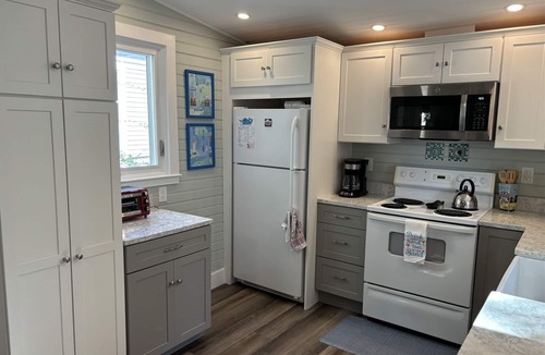 Old Orchard Beach Cottage | Barefoot Beach House II: A spacious 4-bedroom cottage in Old Orchard Beach, perfect for 9 guests.