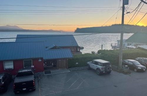 Alert Bay Hotel | Bayside Inn