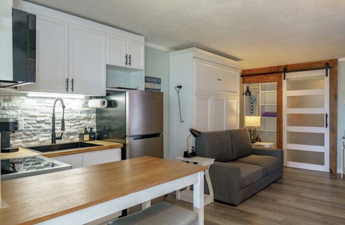 Hampton Condo | Beach Bum Hideaway - Cozy studio condo with full kitchen. 400 ft to the beach!