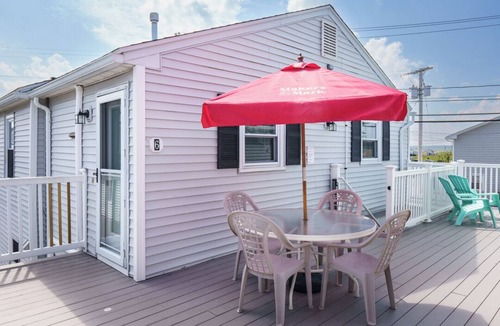 Hampton Condo | Beach Bum Hideaway - Cozy studio condo with full kitchen. 400 ft to the beach!