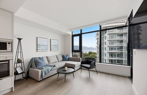 South Pandosy Apartment | Beach Lake View at Aqua 2