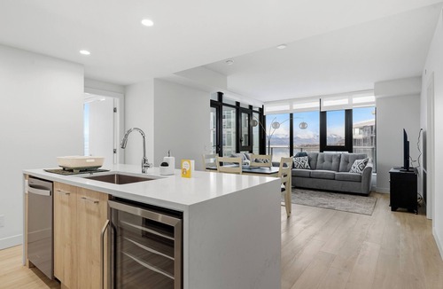 South Pandosy Apartment | Beach Lakeside 2BR, Pool & Hot Tub