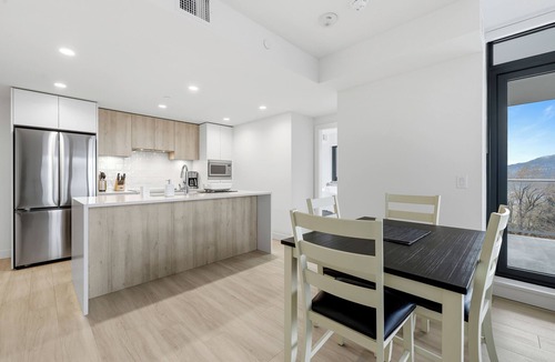 South Pandosy Apartment | Beach Lakeside 2BR, Pool & Hot Tub