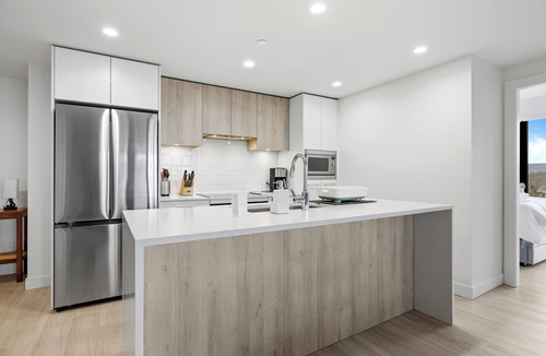 South Pandosy Apartment | Beach Lakeside 2BR, Pool & Hot Tub