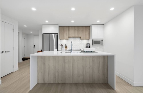 South Pandosy Apartment | Beach Lakeside 2BR, Pool & Hot Tub