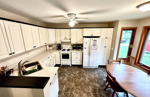 Grand Bend House | Beach Lover's Paradise! 4bd 2 bath near Grand Bend Beach