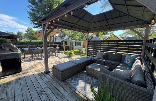 Crystal Beach House | Beach Retreat - Hot Tub - 10 min Walk to Bay Beach
