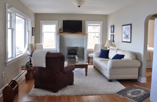 Departure Bay House | Beachfront - 2 Bedrooms, Kids and Pets welcome.