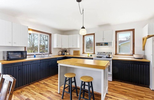 Bayfield Cottage | Beachglass Cottage - 5 Bedrooms, Large Yard