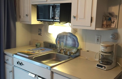Wells Beach Condo | Beachy Condo! Cozy studio 3 minutes to Wells Beach