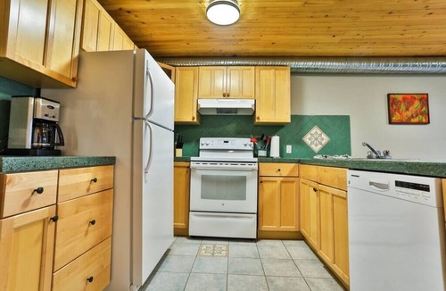 Fernie Apartment | Bear's Den/Cool/Dog Friendly/Hot Tub Access