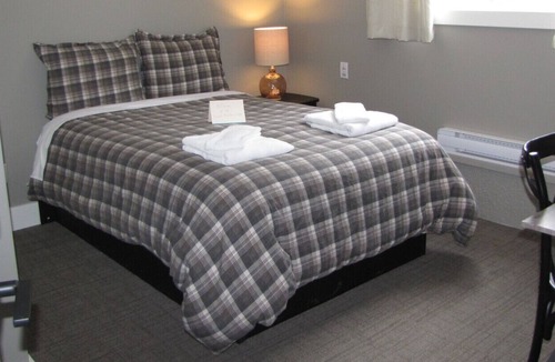 Stewart Condo | Bear Valley King Suite - Stewart Mountain Lodge double size bed room