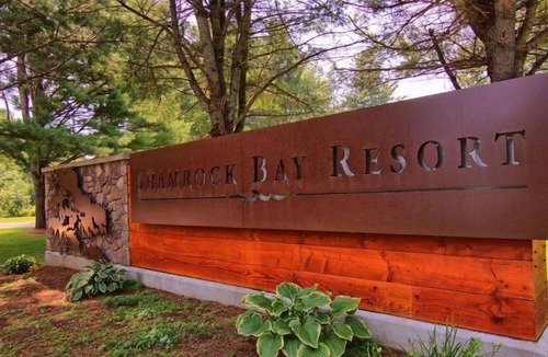 Washago House | Beautiful 2+1 bedroom cottage shamrock bay resort with swimming pool