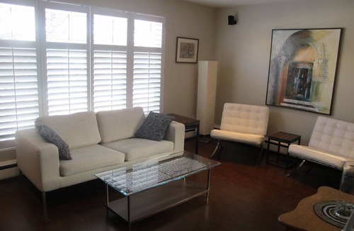 Wanless Park Apartment | Beautiful 2 bedroom home - includes laundry and parking