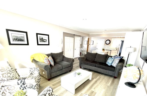 Collingwood House | Beautiful 4 bedroom home 5 minutes to Blue Mountain