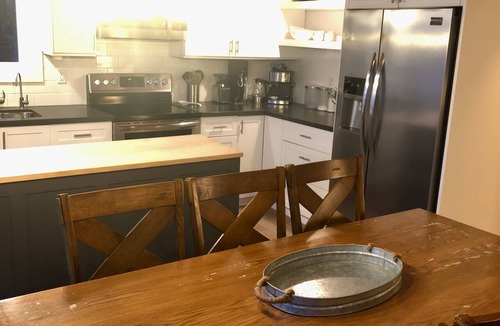 Grey Highlands House | Beautiful 4 Bedroom Home on Lake Eugenia