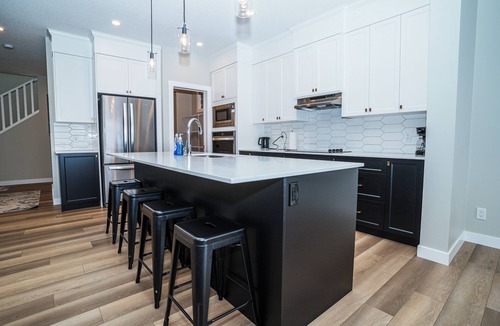 Airdrie House | Beautiful 4BR Home ~ Near YYC ~ Stylish & Relaxing