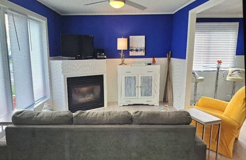 Colchester Cottage | Beautiful, clean cottage, 4 min walk to the beach/playground. Many wineries!