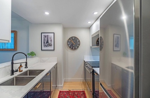 Downtown Vancouver Apartment | Beautiful Downtown Vancouver Studio w/Parking by Jay Studio Vancouver
