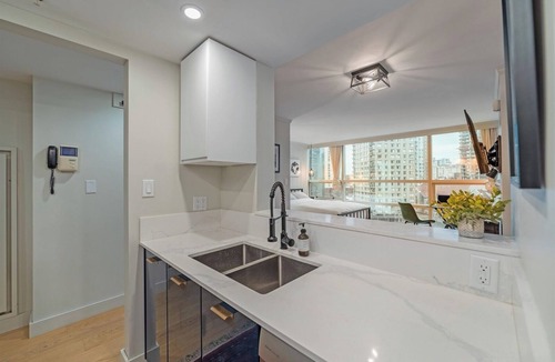 Downtown Vancouver Apartment | Beautiful Downtown Vancouver Studio w/Parking by Jay Studio Vancouver