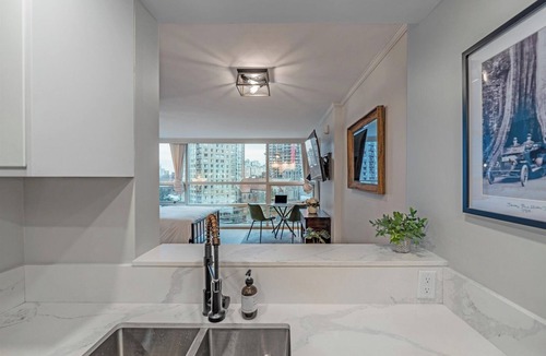 Downtown Vancouver Apartment | Beautiful Downtown Vancouver Studio w/Parking by Jay Studio Vancouver