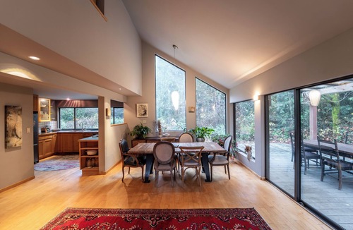 Wilson Creek House | Beautiful Farmhouse & thermal Spa in Forest